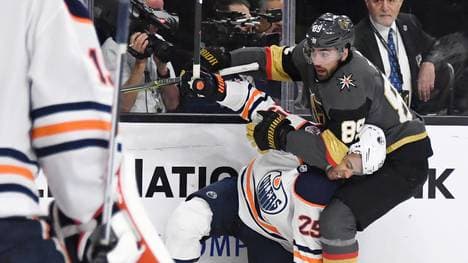 Alex Tuch von den Vegas Golden Knights im Duell mit Leon Draisaitl von den Edmonton Oilers