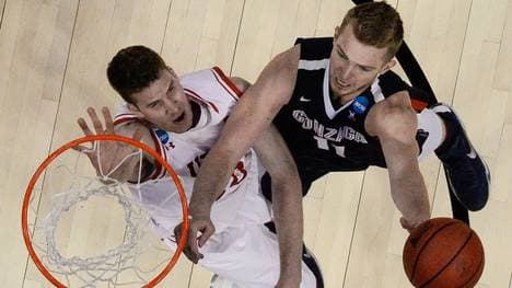 Domantas Sabonis dominierte gegen Jakob Pöltl (l.)