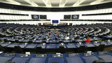 Das Europa-Parlament fordert Kappung der Spielergehälter