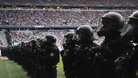 Die Polizei stellt sich mit einem massiven Aufgebot vor die Nordkurve der Löwen-Fans