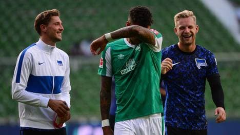 Frust statt Aufbruchstimmung: Davie Selke (M.) will den feiernden Berlinern Niklas Stark (l.) und Arne Maier nicht zusehen.