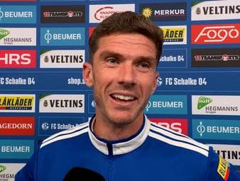 Nach dem 0:0 gegen den FC Bayern ist die Stimmung auf Schalke hervorragend. Neuzugang Robin Gosens lässt das auch im Interview ein klein wenig raushängen.