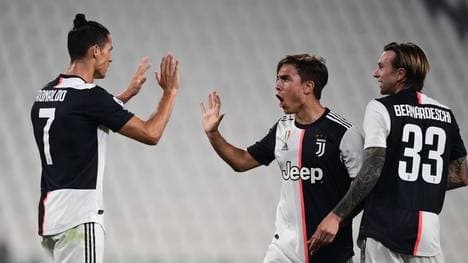 Paulo Dybala (Mitte) schließt sich Common Goal an