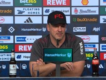 Lukas Kwasniok ist verärgert über die schiedsrichterliche Inkonsequenz in der Bundesliga - und spricht auf der Pressekonferenz nach dem Topspiel Klartext. 