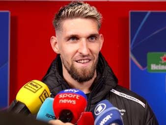 Die Stimmung bei Robert Andrich nach dem 2:2 gegen Newcastle United ist prächtig. Im Gespräch mit den Reportern hat er den einen oder anderen flotten Spruch auf Lager. 