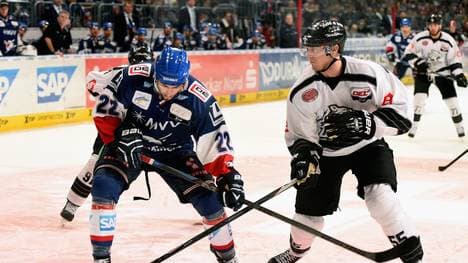 Matthias Plachta von den Adler Mannheim im Zweikampf mit David Printz (r.) von den Thomas Sabo Ice Tigers 