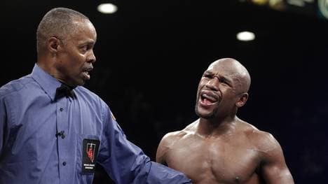 Referee Kenny (l.) hat nicht zum ersten Mal mit Floyd Mayweather zu tun