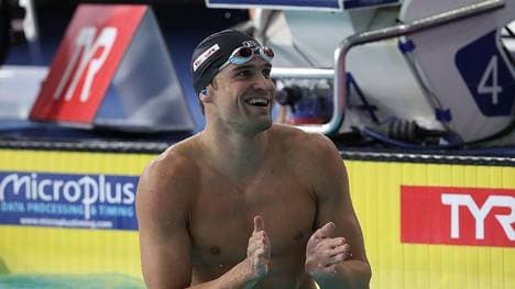 Erstes Gold für Deutschland! Marius Kusch gewinnt über 100 Meter Schmetterling bei der Kurzbahn-EM in Glasgow.