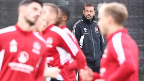 Der 1. FC Nürnberg um Coach Markus Weinzierl ist in der 2. Bundesliga gegen den SC Paderborn gefordert