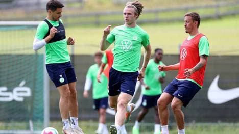 Patrick Wimmer (M.) überzeugt beim VfL Wolfsburg