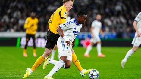 Schlotterbeck (l.) hat gegen Moukoko viel zu tun