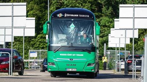 Bremens Mannschaftsbus bei der Ankunft am Stadion in Heidenheim