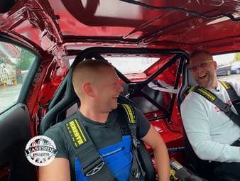 Enrico schwebt im Muscle-Car-Himmel. Bei Maximilian checkt er einen ganz besonderen "40.000 Euro Mustang". Allerdings ist das nicht der Kaufpreis, sondern allein die Summe, die der Besitzer ins Tuning investiert hat! 700 PS soll das Pony auf die Straße drücken. Mindestens so viele Pferdchen soll auch ein Chevy Camaro haben, der bereits von Geiger Cars veredelt wurde. Bei einer Leistungsmessung muss der heute zeigen, wie viel PS er wirklich hat.