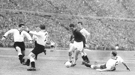 Florian Albert (dunkles Trikot) hat 1967 Ballon d‘Or gewonnen