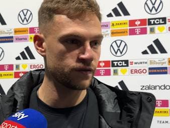 Die deutsche Nationalmannschaft qualifiziert sich für die WM 2026. Im entscheidenden Spiel gegen die Slowakei trumpft vor allem ein ehemaliger Bayern-Star auf, der Lob seiner ehemaligen Teamkollegen erntet. 