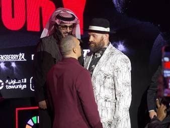 Vor dem Schwergewichts-Rückkampf zwischen Oleksandr Usyk und Tyson Fury liefern sich die beiden Superstars einen irren Staredown. Das heizt die Vorfreude auf den Kampf am Samstagabend weiter an.