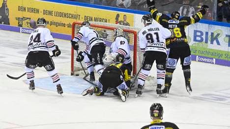 Die Kölner Haie (weiß) kamen in Krefeld unter die Räder