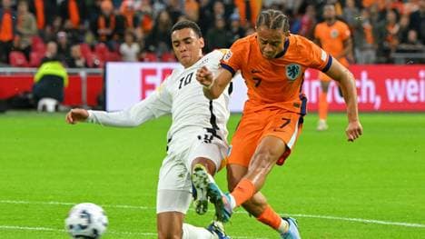 Jamal Musiala im Duell mit Xavi Simons 