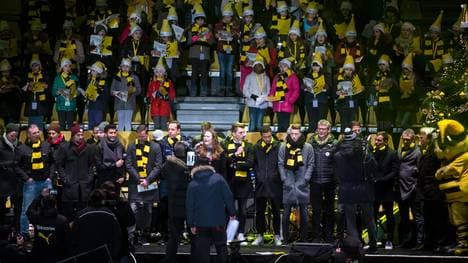 Weihnachten in schwarz-gelb! Mannschaft und Fans von Borussia Dortmund sangen gemeinsam Weihnachtslieder