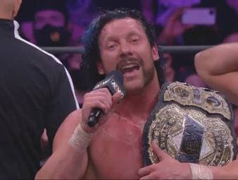 Zwei Wochen nach seinem letzten Auftritt bei WWE legt Adam Cole einen fliegenden Wechsel hin - und feiert sein Überraschungs-Debüt bei AEW All Out.