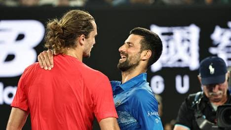 Alexander Zverev (l.) muss jetzt gegen Novak Djokovic in Paris antreten