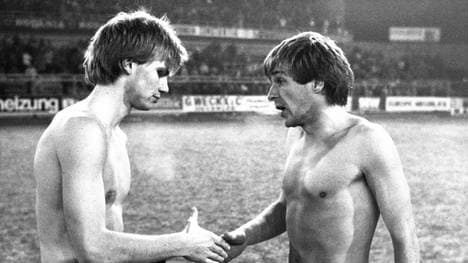 Thomas Helmer (l.) gratuliert Matchwinner Leo Van der Elst