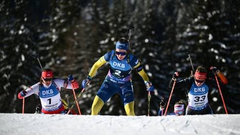 Janina Hettich-Walz (r.) in der Mixed-Staffel in Antholz