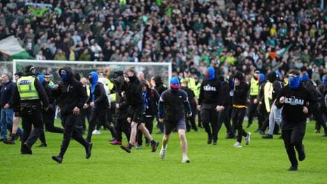 8. März: Fans beider Klubs stürmen den Platz