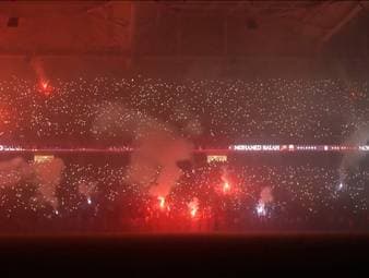 Mohamed Salah ist in der Türkei angekommen und erlebt bei seiner Vorstellung einen emotionalen Empfang. Der Superstar unterschreibt seinen Vertrag und zeigt sich von der Unterstützung der Fans überwältigt.