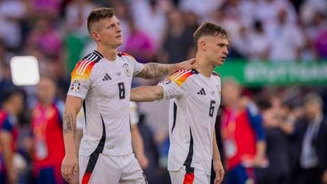 Toni Kroos (l.) und Joshua Kimmich (r.) nach dem Aus gegen Spanien