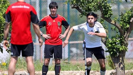 Serdar Tasci mit Joachim Löw beim DFB-Training