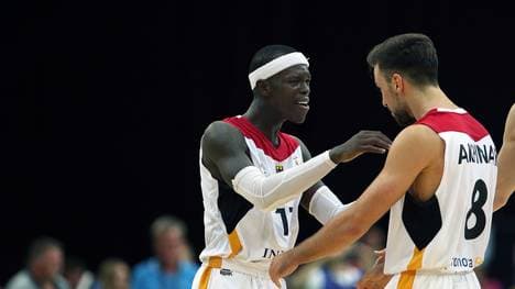 Dennis Schröder (l.) soll das DBB-Team bei der anstehenden WM in China anführen