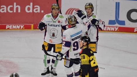 Marcel Noebels, Lukas Reichel und Leonhard Pföderl (Nr. 93) bilden bei den Eisbären eine Sturmreihe