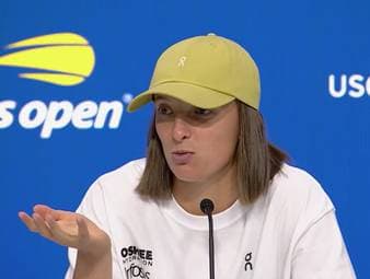 Tennis-Ass Iga Swiatek gratuliert Popstar Taylor Swift zu ihrer Verlobung mit Chiefs-Profi Travis Kelce. Der bekennende "Swifty" wünscht der Sängerin dabei alles Gute. Auch wenn das bei den Reportern für Schmunzeln sorgt.