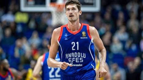 Tibor Pleiß eilt mit Anadolu Efes Istanbul weiter von Erfolg zu Erfolg