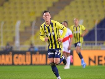 Özil gibt Comeback - Fenerbahce verpasst Sieg