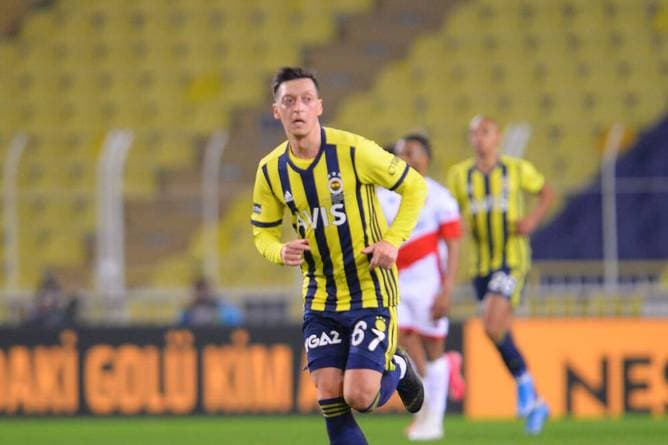 Özil gibt Comeback - Fenerbahce verpasst Sieg