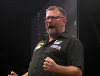 James Wade ist mühelos ins Viertelfinale der European Darts Championship eingezogen. Er besiegt Jose de Sousa in einem einseitigen Match, setzt dabei zwei mitentscheidende Highlights.