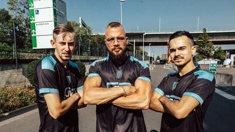 Rapper Kollegah (Mitte) mit seinen beiden Neuverpflichtungen
