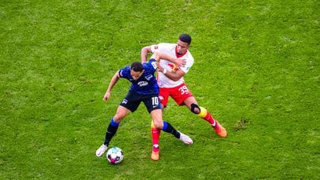 Berlins Matheus Cunha (l.) gegen Leipzigs Benjamin Henrichs. 