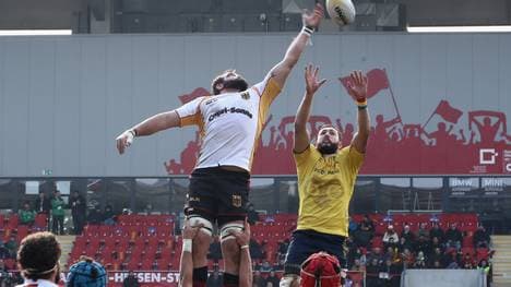 Michael Poppmeier (links) kämpft für das deutsche Team um das Ei