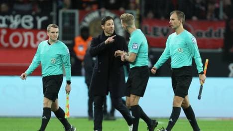 Xabi Alonso sieht gegen Mainz 05 eine Gelbe Karte 