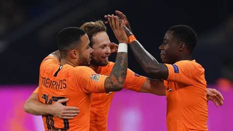 Der Berater von Steven Bergwijn (r., mit Memphis Depay und Daley Blind) flirtet mit dem FC Bayern