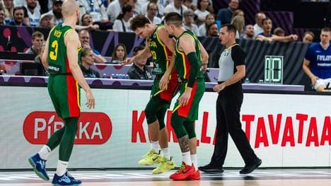 Rokas Jokubaitis (2.v.l.) humpelt vom Feld