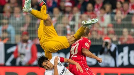 Kevin Trapp und Makoto Hasebe prallten unglücklich zusammen