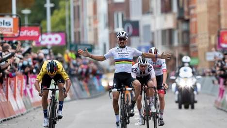 Zu früh gefreut: Julian Alaphilippe (Mitte) wird von Primoz Roglic (links) abgefangen