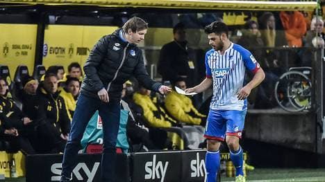 Julian Nagelsmann reicht Kevin Volland einen Zettel