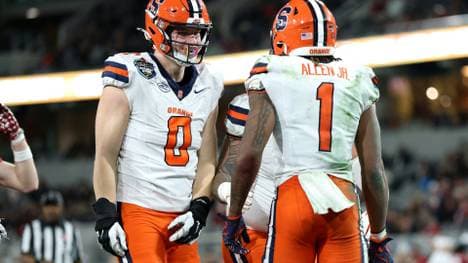 Mang (l.) im Trikot der Syracuse University