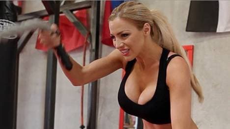 Jordan Carver stählt ihren Körper für das Promiboxen.