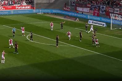 Er kann sein eigenes Tor nicht fassen